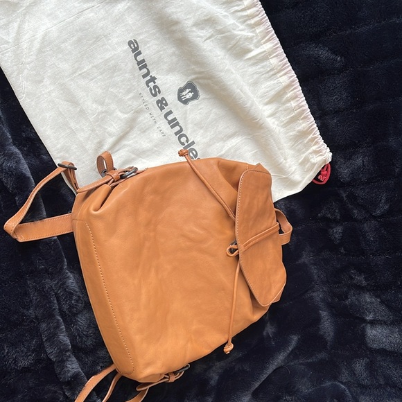 Aunts and uncles tanned leather Carmel backpack, purse Mrs. Onion rucksack - Picture 5 of 8